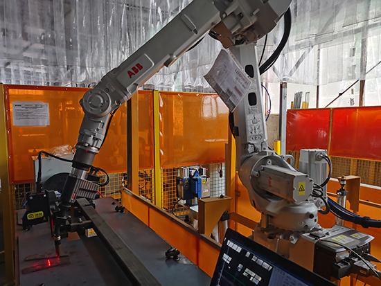 創想焊縫跟蹤器和位移傳感器在客車車身骨架焊接應用