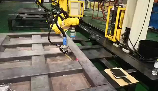 創想智控焊縫跟蹤在車廂板自動化焊接應用