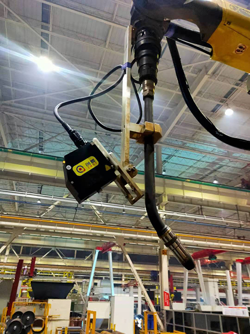 創想智控激光位移傳感器用于側厚領域應用