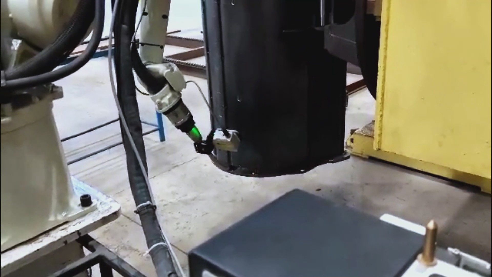 焊接機器人智能化升級:創想智控焊縫視覺跟蹤系統在建筑工程挖斗焊接中的應用 焊接機器人智能化升級:創想智控焊縫視覺跟蹤系統在建筑工程挖斗焊接中的應用